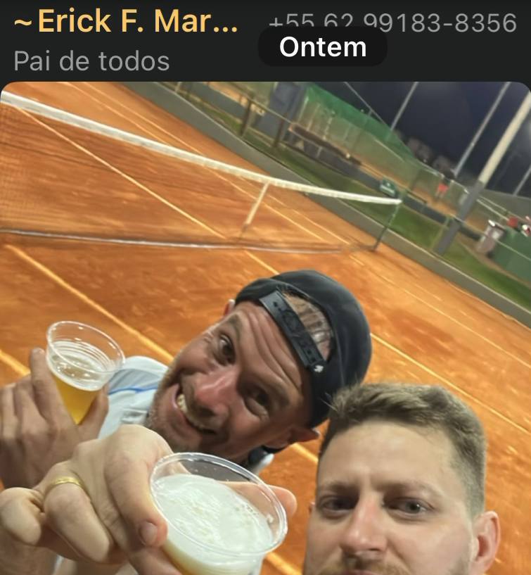 Erick e Alberico brindando à beira da quadra