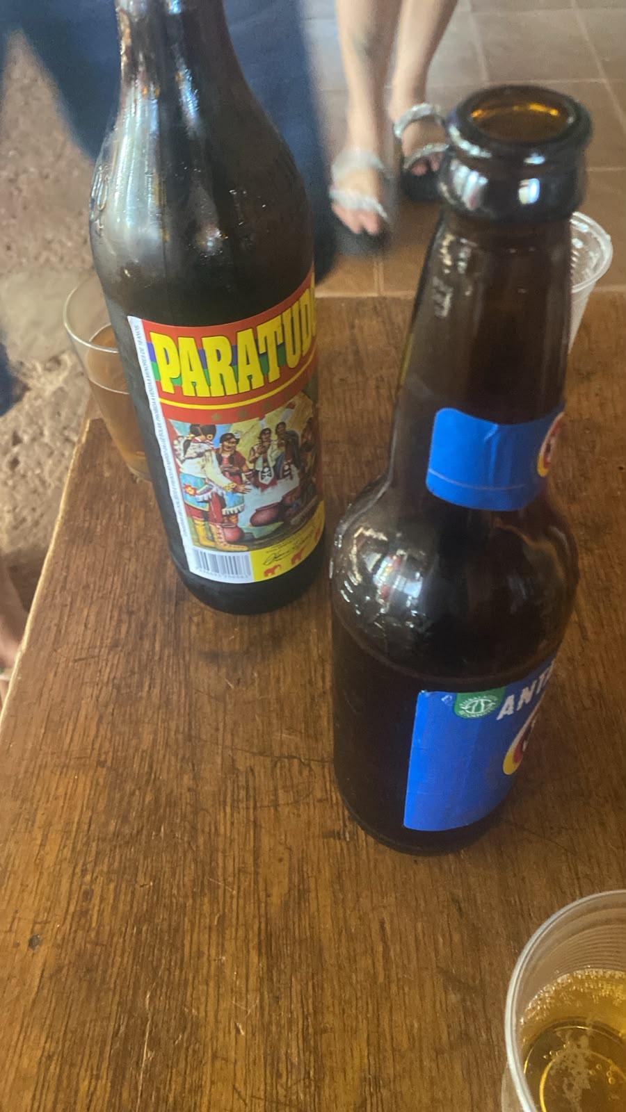 Dois amigos jogando sinuca num salão com bandeirinhas do Brasil