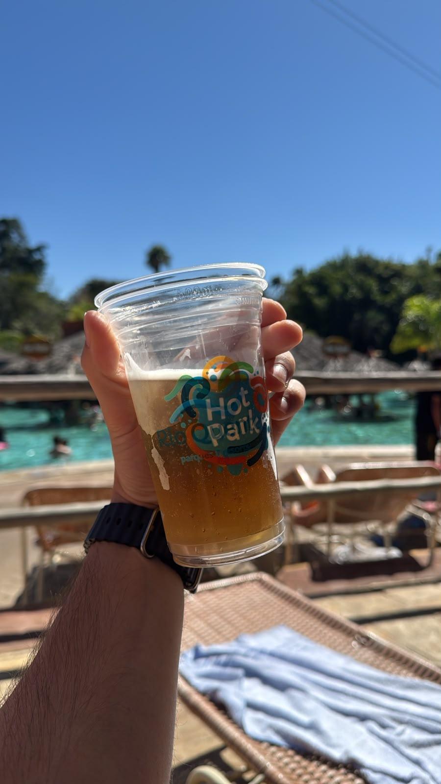 Cerveja na piscina